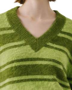 Suéter de Punto Personalizado con Rayas Verdes para Mujer, Cuello en V, Tejido Suave y Afelpado, Manga Larga, Informal de Invierno, Top de Moda para Venta al por Mayor - Product Image 5