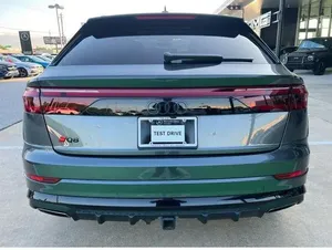 Usado 2024 Audi Q8 55 Premium Plus - Product Image 3