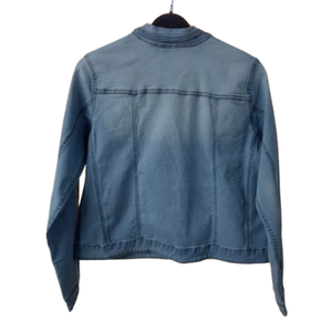 เสื้อแจ็คเก็ตยีนส์ผ้าฝ้ายผสมโพลีเอสเตอร์สำหรับผู้หญิง มีกระเป๋าหน้าอก คอปกปกติ ผลิตแบบ ODM สไตล์วินเทจ ล้างเอนไซม์ระดับกลาง - Product Image 2