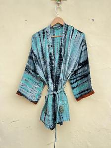 Robe en satin bleu tie-dye faite à la main, style kimono recyclé de grande taille pour adultes, vêtements de plage/salon/station de villégiature pour cadeau de printemps - Product Image 5