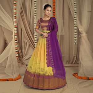 ชุดเลเฮนกาผ้าไหมบาแนราซี พร้อมลายทอประณีต ดีไซน์ดั้งเดิม พร้อมเสื้อผ้าลายโบรเคดแบบดั้งเดิม และผ้าคลุมไหล่หรูหรา สำหรับงานแต่งงานและงานเฉลิมฉลอง - Product Image 3