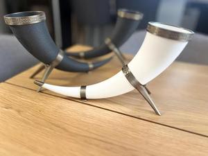 Tasse à bière blanche sculptée en corne de Viking avec support en laiton durable Ange élégant pour bars hôtels fêtes Produit d'artisanat naturel - Product Image 6