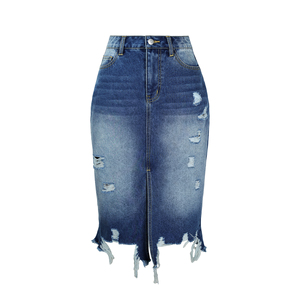 Jupe en jean pour femme Paola Riboni, délavée claire, déchirée, avec fente, coupe trapèze, longueur maxi, mode estivale - Product Image 5