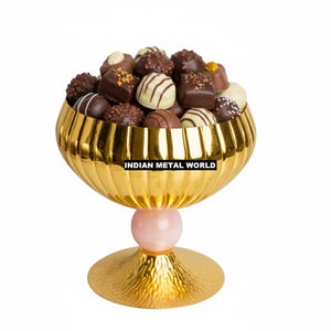 Bol de service élégant en métal finition or martelé avec base en marbre noir pour chocolats, bonbons ou fruits secs à prix raisonnable - Product Image 3