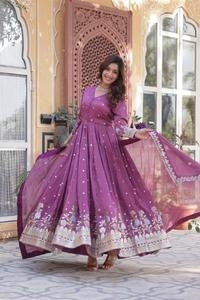 El mejor precio, ropa de boda india paquistaní, ropa lista para usar, vestido de viscosa pesada, bordado de lámina Cosmos, trabajo de secuencia Zari tradicional - Product Image 3