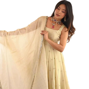 Ensemble Anarkali Salwar Kameez / Kurti en tissu de soie pure, style col rond, confort hivernal moderne, vêtements pour femmes, couleur personnalisée, fausse fourrure - Product Image 1