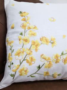 ปลอกโซฟาผ้าลินินสีขาวทรงสี่เหลี่ยมหมอนอิงปักลายดอกไม้สีเหลืองด้วยความร้อน - Product Image 2