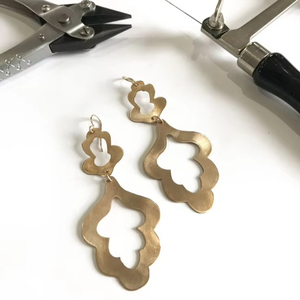 ต่างหูทองเหลืองสำหรับผู้หญิงที่มีดีไซน์พระจันทร์เสี้ยวและธีมท้องฟ้าเหมาะสำหรับคนรักแฟชั่นทางจิตวิญญาณหรือลึกลับ - Product Image 1