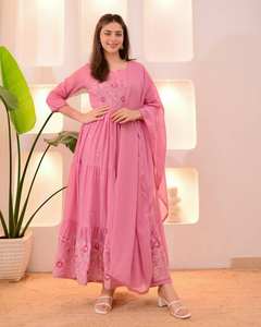 Ensemble Kurta Chanderi rose avec broderie florale, dupatta, fête traditionnelle, soie de luxe, col en cœur sirène, satin - Product Image 4