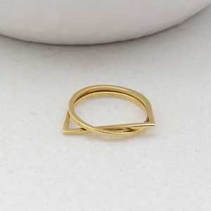 Bague carrée en argent sterling mince à dessus plat, bague croisée avec dessin en relief gravé en or X, interverrouillage fin croisé. - Product Image 3