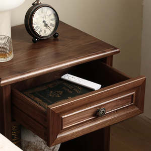 Table de chevet Elle de qualité supérieure avec une finition en bois élégante, un design moderne et un rangement spacieux pour un décor de chambre élégant - Product Image 3