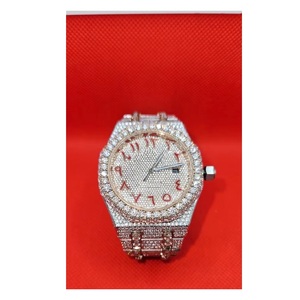 Reloj moderno urbano y elegante con aspecto de diamante helado con movimiento de cuarzo Diseño elegante y llamativo para amantes de la moda Exportar desde la India - Product Image 1