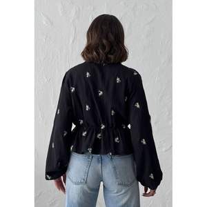 Chemise et blouse brodées à nouer pour femmes - Product Image 5