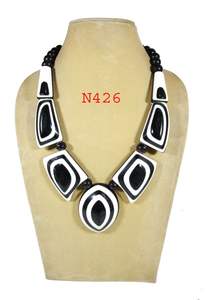 Collier Statement Artisanal Personnalisé en Perles de Résine Noires et Blanches, Style Tribal Géométrique Audacieux, Bijou Tendance Massif pour Femme - Product Image 2