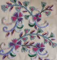 Tissu de dentelle perlée orné de motifs élégants conçus pour les panneaux Lehenga et la personnalisation de la jupe ethnique pour les événements