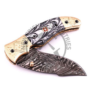 Cuchillo plegable hecho a mano de acero de Damasco con mango de madera Premium para caza OEM personalizable - Product Image 4