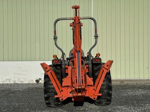 Mini tractor retroexcavador Kubota L3940 4X4 diésel, perfecto para las necesidades agrícolas modernas, con motor eficiente y fácil operación. - Product Image 2