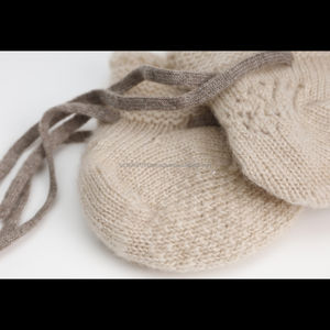 Chaussons en cachemire bio anti-allergéniques pour bébé, doux pour la peau et respirants, évacuant l'humidité pendant 0 à 6 mois - Product Image 5