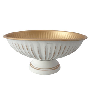 Bol de service à salade rond en métal blanc cassé avec bol de service couleur or pour la cuisine et la table - Product Image 1