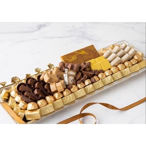 Plateau en métal doré au design classique avec plateau de présentation de service au chocolat à accent floral pour les fêtes et autres événements - Product Image 2