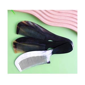 Peine de cuerno hecho a mano respetuoso con el medio ambiente herramienta duradera hecha de cuerno natural pulido acabado liso perfecto para el cuidado diario del cabello - Product Image 4