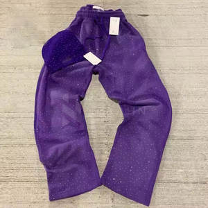 Pantalon décontracté à texture douce pour hommes avec un design minimaliste idéal pour des tenues quotidiennes simples et propres - Product Image 1