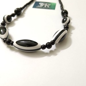 Collier statement en perles de résine noire et blanche, modèle Angel, fait à la main, finition en résine brillante, léger, long, pour femmes - Product Image 4