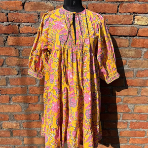 เดรสมินิเดรสผ้าคอตตอนปักดิ้นลึกสไตล์ลำลองมีสายปิดแบบ100% ลายดอกไม้บล็อกด้วยมือ - Product Image 1