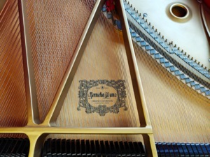 Piano de concierto Yamaha Red C7, edición limitada, acabado de lujo, modelo de escenario, pieza rara en stock, ideal para exhibición - Product Image 5