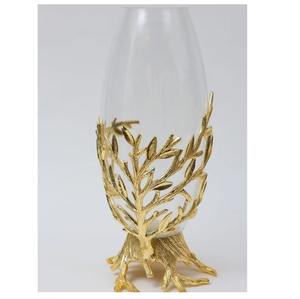 Vase en métal et verre fini or avec un design floral complexe, parfait pour la décoration élégante de la maison et des événements de l'Inde - Product Image 1