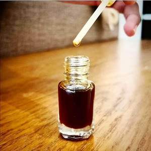 Pure Oud Wood Oil: Prix de gros pour les huiles essentielles de haute qualité - Product Image 4