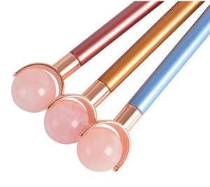 Un ensemble de masseur vibrant à rouleaux faciaux avec poignée en métal et la mini sphère de jade vert améthyste et quartz rose rose - Product Image 3