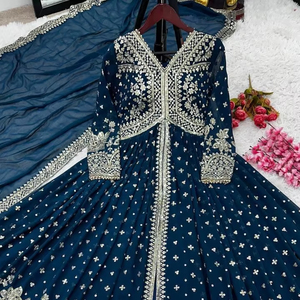 Presentando nuevo diseñador Party Wear Faux Georgette Heavy Sequence bordado trabajo Top y Lehenga con borde de encaje Dupatta - Product Image 1