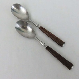 ชุดเสิร์ฟซุปและสลัดสแตนเลสสตีลสำหรับงานแต่งงานด้ามเรซินสีแดงยาวโลโก้ออกแบบได้ตามที่ต้องการ - Product Image 2