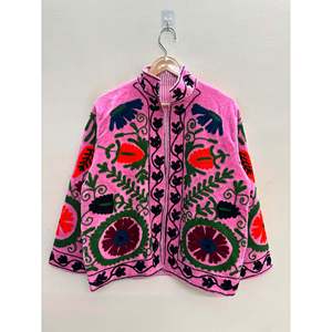 Veste bomber réversible matelassée Bibi Blossom, manteau d'automne-hiver en velours rose bonbon avec broderie Suzani, style bohème - Product Image 1