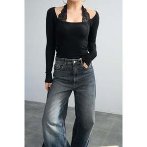 Blusa Negra con Cuello de Encaje - Product Image 3