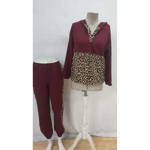 Ensemble deux pièces pour femme, chemisier et pantalon en viscose à deux fils, à manches longues, à capuche, avec détails imprimés léopard, 27997 - Bourgogne - Product Image 4