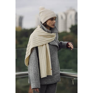 Bufanda de invierno marrón informal para mujer, chal de punto suave Niwul con textura lisa para uso diario - Product Image 5