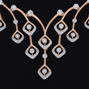 Collar de Diamantes de 18 Quilates con Certificación IGI, Diseño Solitario Elegante en Oro Blanco, Amarillo y Rosa para una Belleza Atemporal - Product Image 2