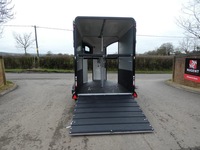 Remorque pour deux chevaux, en aluminium/fibre de verre composite, système de freinage électrique/hydraulique