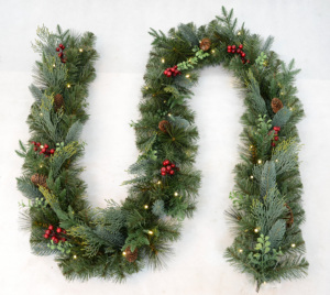 Collection de guirlandes de Noël – Guirlandes artificielles décorées, enneigées et naturelles avec des pommes de pin, des ornements et des lumières LED - Product Image 3