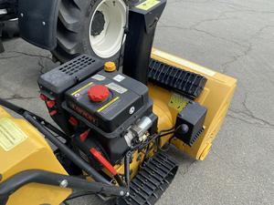 Souffleuse à neige autotractée Loncin à moteur thermique, modèle jaune, pour usage professionnel - Product Image 6
