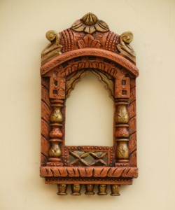 กรอบไม้แขวนผนังทำด้วยมือของ Jharokha ศิลปะติดผนังตกแต่งบ้านแบบดั้งเดิมภาพวาดมืออย่างสวยงามสำหรับงานแต่งงาน Diwali วันเกิด - Product Image 2