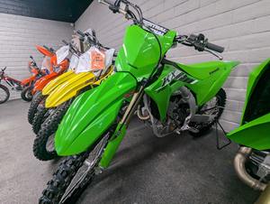 Herramienta Manual Kawasaki KX250 2025, Ligera y de Alta Eficiencia para Acabado de Concreto, Actualmente Disponible en Existencia para Todo el Mundo - Product Image 3
