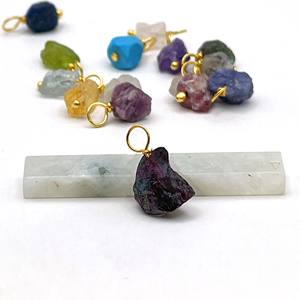 Colgante de piedras preciosas de granate crudo natural hecho a mano, alambre minimalista envuelto, Plata de Ley 925, piedra natal de enero - Product Image 1