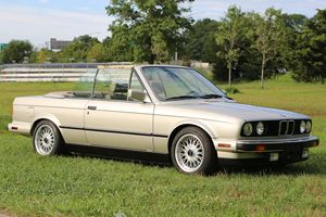 BMW 325i Cabriolet d'occasion de 1990 en excellent état, prêt à être expédié - Product Image 3