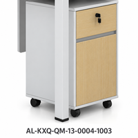 Bureau de travail au design bois clair, finition blanche, avec meuble de rangement mobile et plateau rectangulaire, idéal pour les espaces de travail modernes et les bureaux à domicile