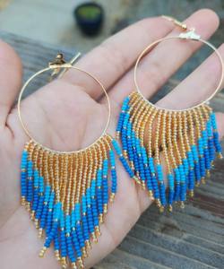 ต่างหูพู่ประดับลูกปัดสีน้ำเงินและสีทองทำด้วยมือ - Product Image 3