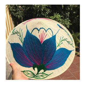 Sombrero Cónico Vietnamita Tradicional Non La, Diseño Artesanal Icónico para Protección Solar y Encanto Cultural - Product Image 1
