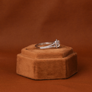 Anillo de Compromiso de Oro Sólido de 18 Quilates con Diamante Cultivado en Laboratorio de Corte Redondo de Lujo con Engaste Halo, Hermoso Anillo de Diamantes para Mujer - Product Image 6